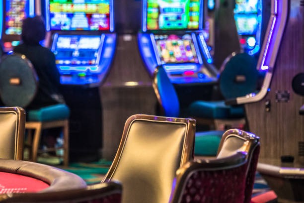 Live dealer blackjack table streaming on moli77 slot mobile app showing dealer and table layout