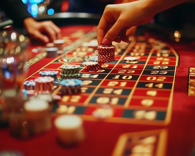 Three Card Poker table on moli77 slot mobile screen
